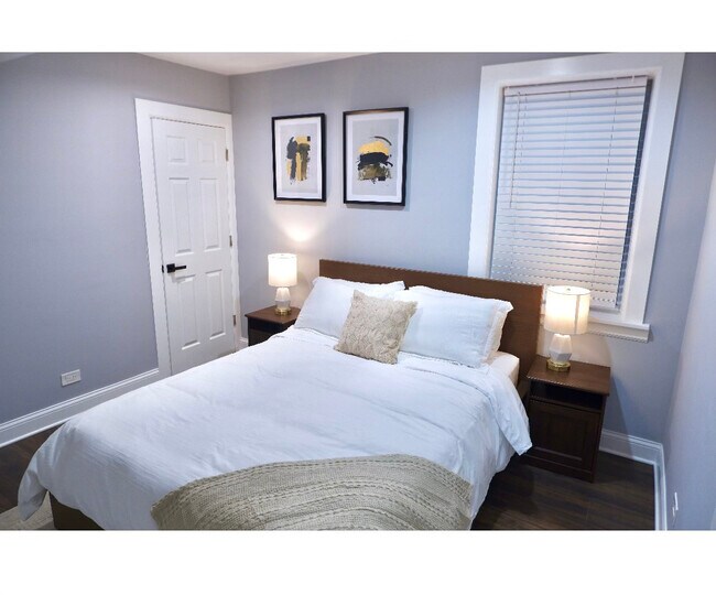 Building Photo - 2944 N Ridgeway Ave