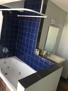 Bathroom 1a - 125 SW Jefferson Ave