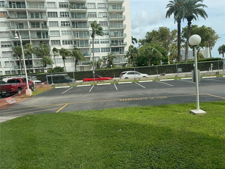 Building Photo - 1420 Brickell Bay Dr