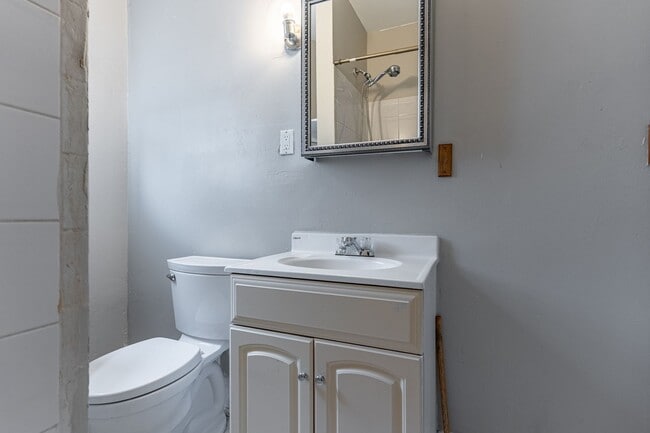 Building Photo - Charming 3-Bedroom with High Ceilings & Modern Updates