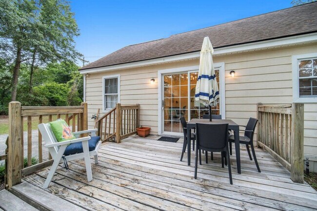 Building Photo - 452 Riverland Dr