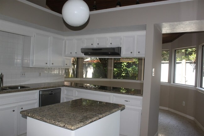 Building Photo - 3126 E Lake Cres Dr