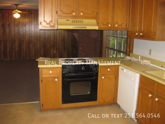 Building Photo - 1505 Deerwood Dr E