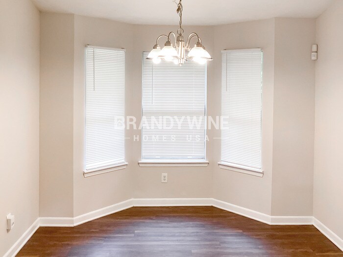 Building Photo - 4392 Westchester Ct