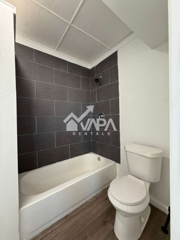 Building Photo - 602 Canton