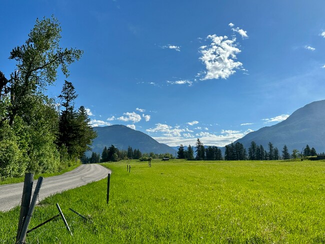 Building Photo - 12 River Falls Dr