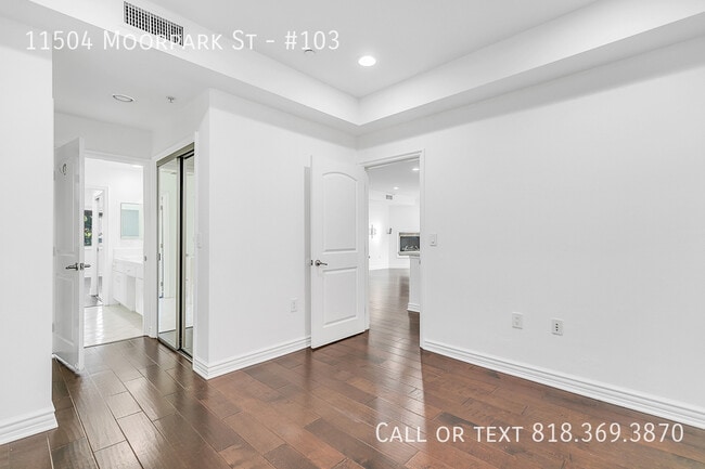 Building Photo - 11504 Moorpark St