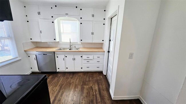 Building Photo - 205 Madison Ave NE