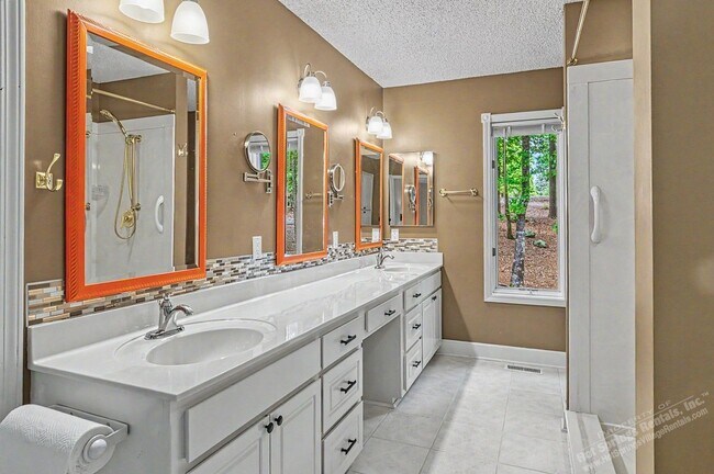 Building Photo - Lake Balboa Area| Home| Unfurnished