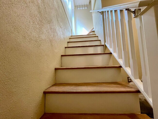Building Photo - Lovely NE  3 Bed 2 Bath - King Neighborhood - A/C, Garage and Location!