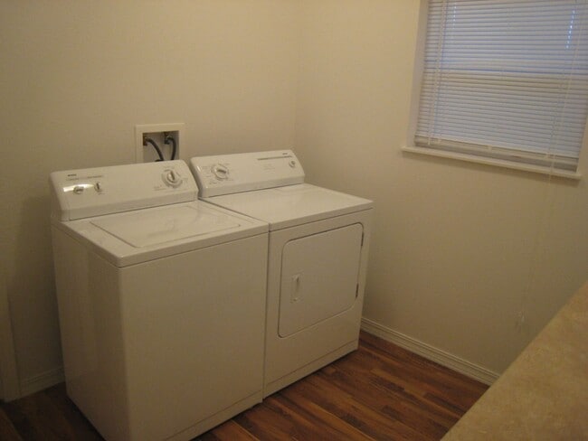 Building Photo - 2 bed 1.5 bath