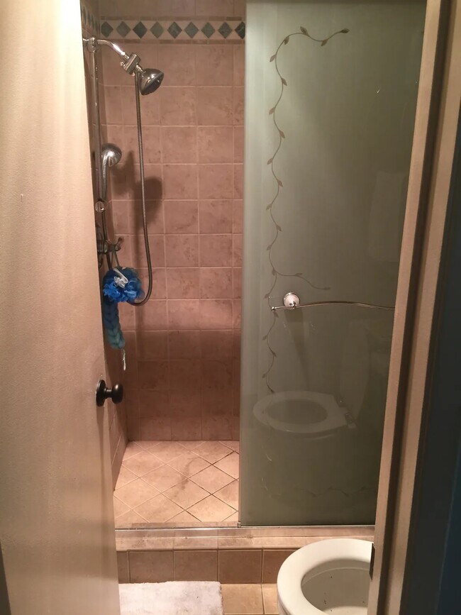 Building Photo - 5330 Zelzah Ave