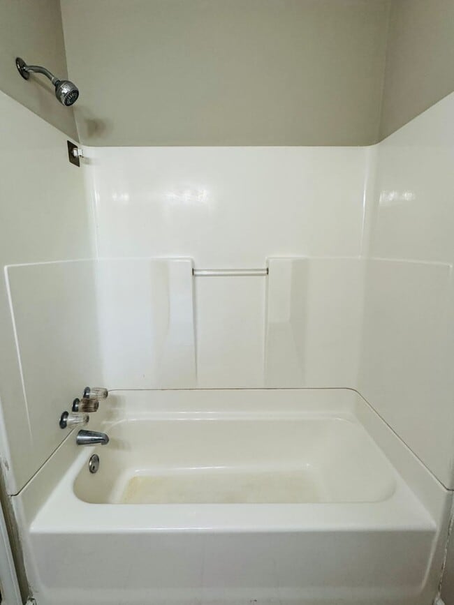Building Photo - Check Out This 3 Bedroom / 2 Bathroom BRIC...