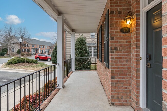 Building Photo - End Unit Townhome with Open Floor Plan ! A...