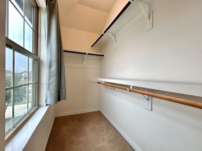 Building Photo - Bright & Beautiful 4 Bed, 3.5 Bath Home with Room for Everyone