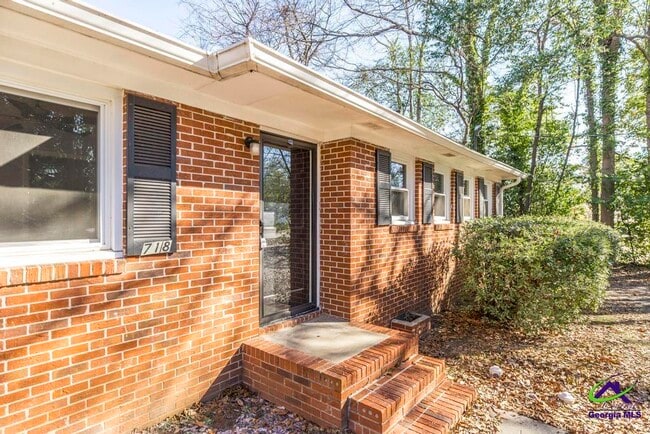 Building Photo - 718 Oakview Square