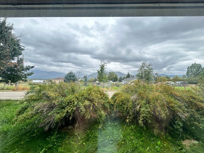 Building Photo - 529 W River Rd