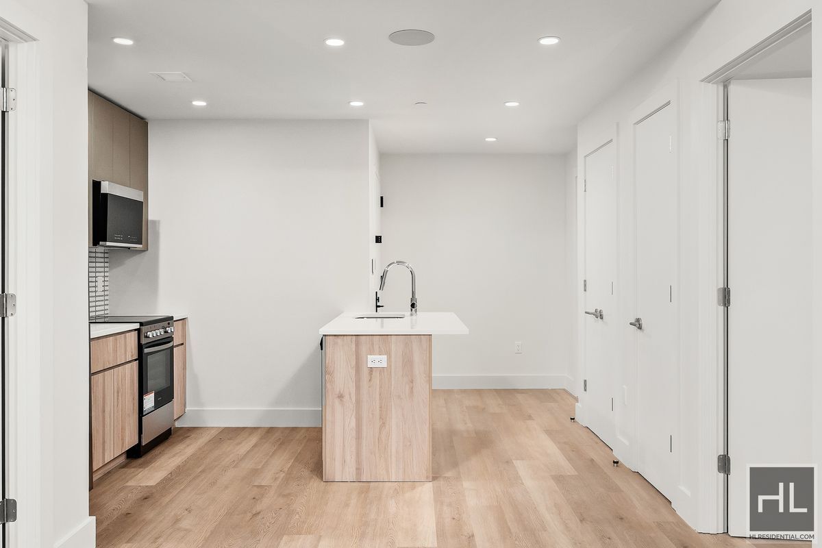 Building Photo - BRUCKNER BOULEVARD