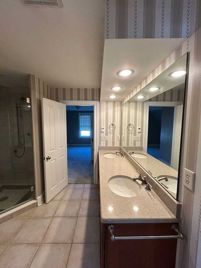 Building Photo - Beautiful, Large 4 Bedroom 1.5 Bath Home in Lancaster with Yard!