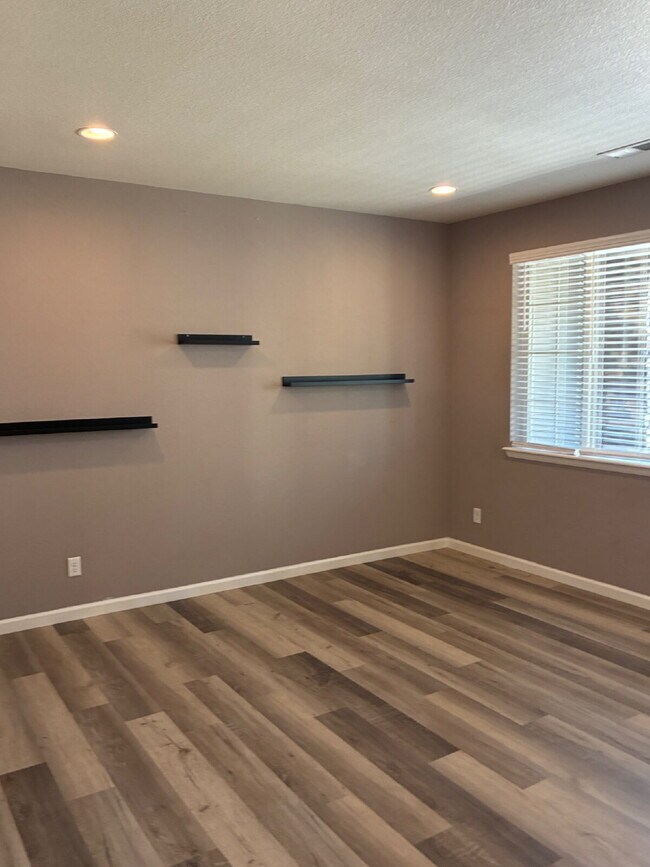 Building Photo - Beautiful Lake Oasis with 3 Bedrooms and 3 Bathrooms!