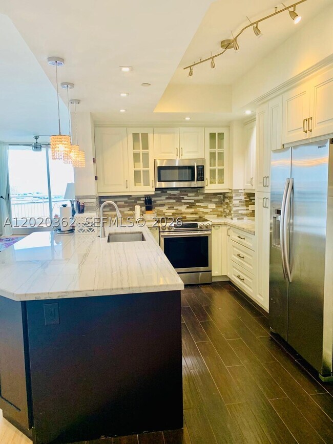 Building Photo - 888 Brickell Key Dr