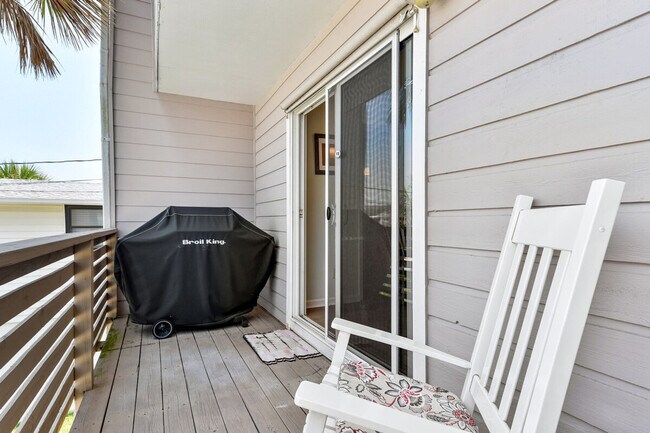 Building Photo - 1032 N Fletcher Ave