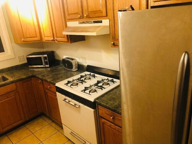 Building Photo - 1825 E 3rd St