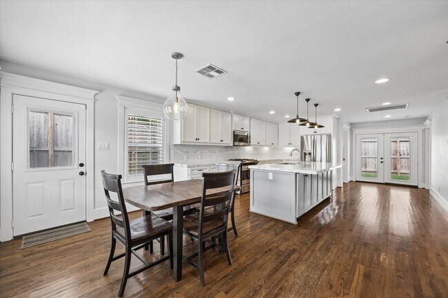 Building Photo - 1062 W 41st St