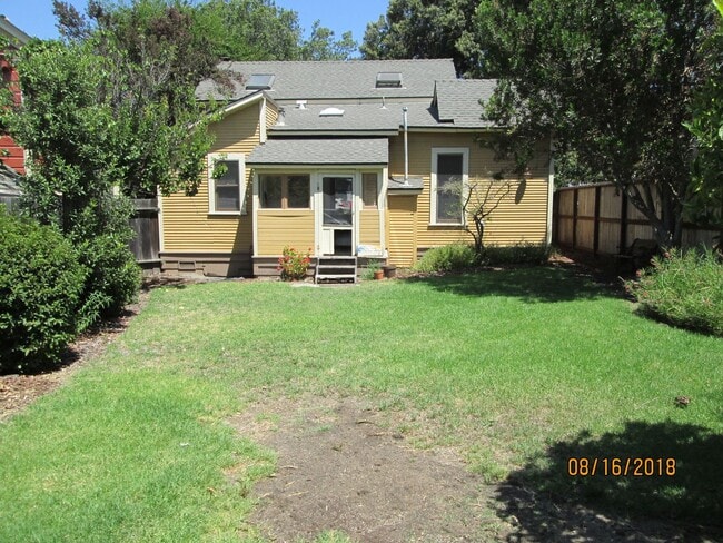 Building Photo - *DEPOSIT PENDING* Charming 2 Bedroom, 1 Bathroom with loft near Downtown.