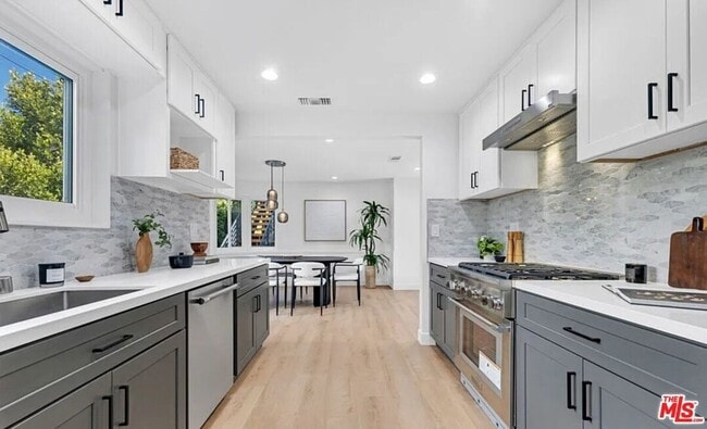 Building Photo - 418 N Bowling Green Way