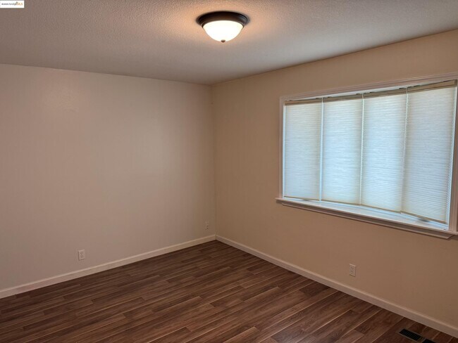 Building Photo - 1370 Willow Lake Rd