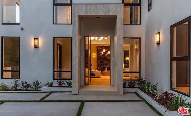 Building Photo - 1271 Sunset Plaza Dr