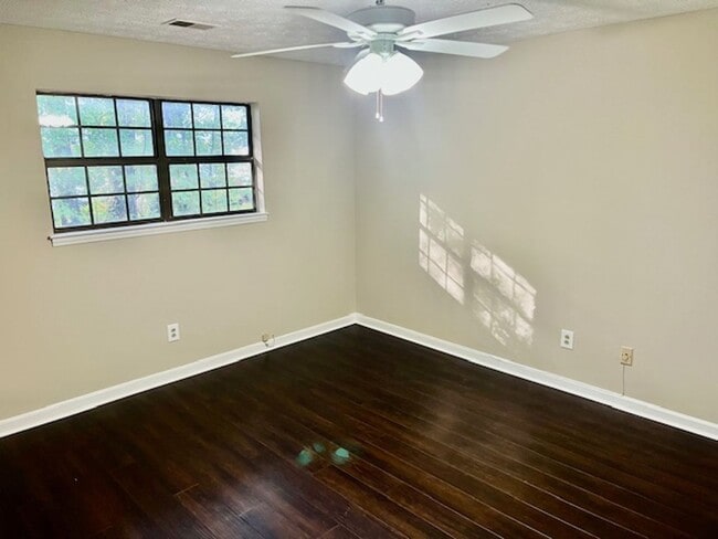 Building Photo - Crosscreek Dr #6