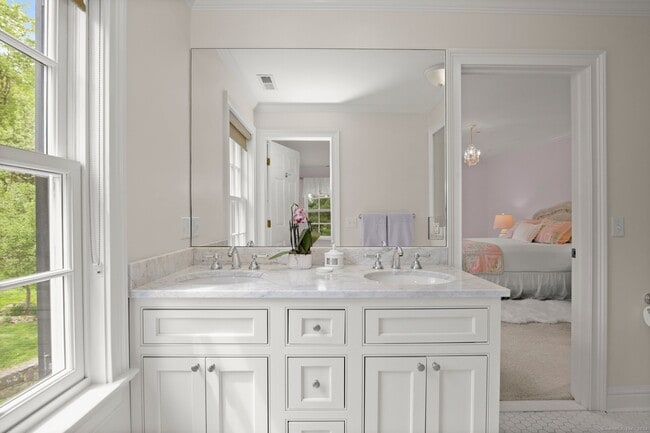 Building Photo - 61 Bittersweet Ln