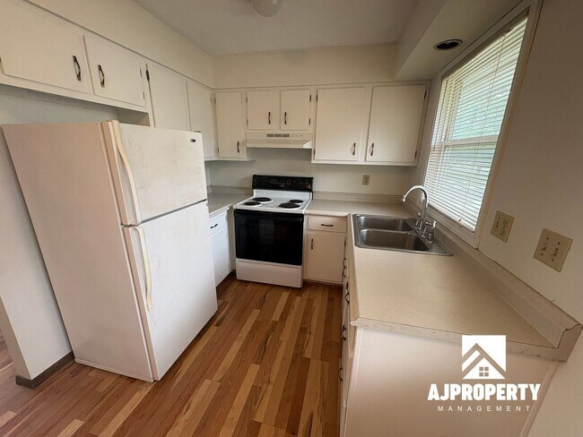 Building Photo - 600 E Aspen Blvd