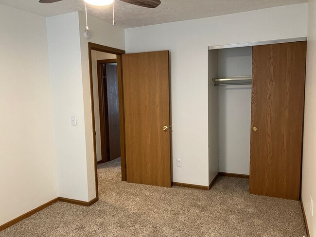 Building Photo - 2 Bedroom Townhome, Quiet Neighborhood!