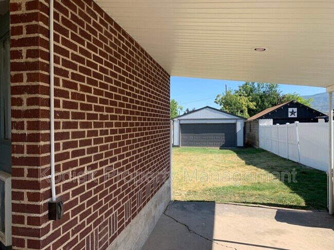 Building Photo - 150 W 1050 S