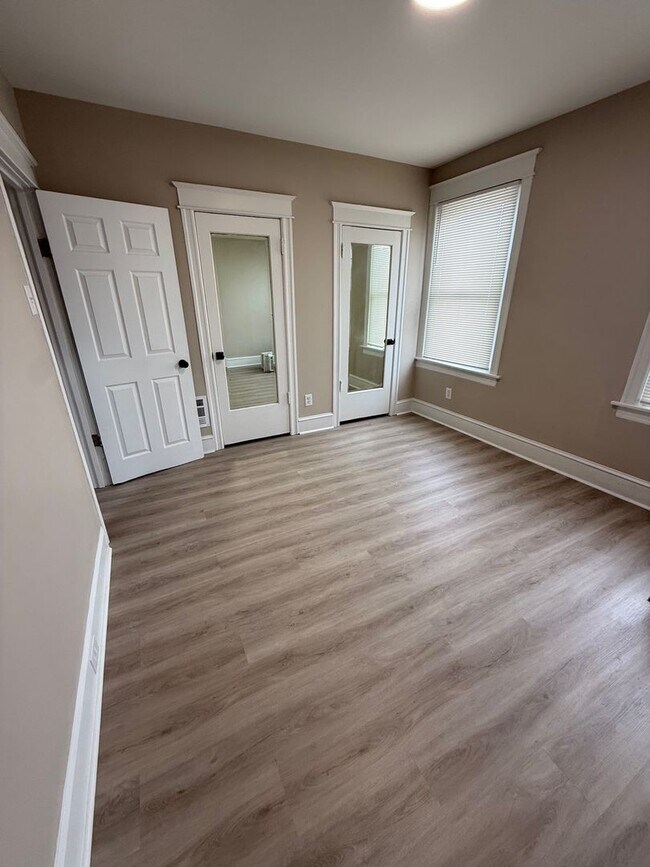 Building Photo - Beautifully Renovated Porch Front Home