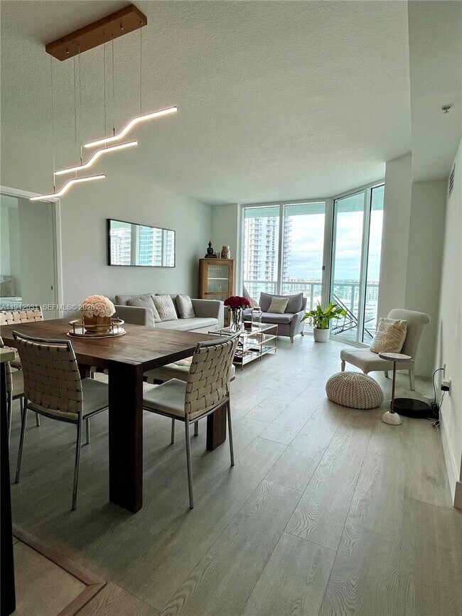 Building Photo - 1900 N Bayshore Dr