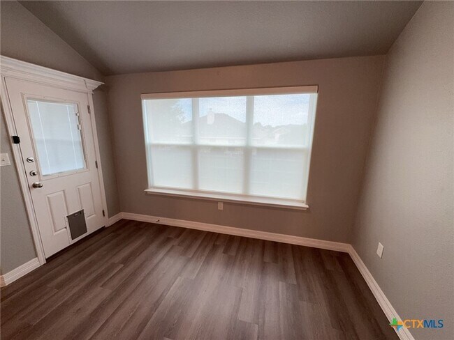 Building Photo - 907 Holliday Dr