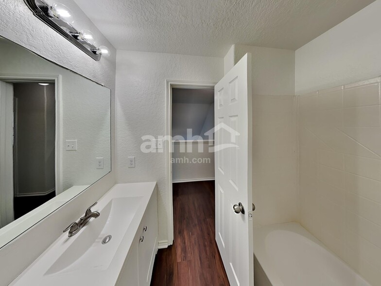 Building Photo - 3123 Candleside Dr