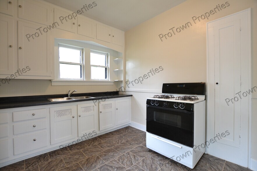 Building Photo - 801 N Bluff St