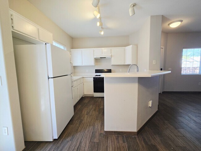 Building Photo - Gated Community Comfort – 2 Bed, 2 Bath Beauty