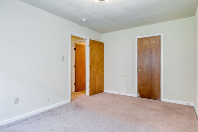 Building Photo - 2 bed/1 bath  Undergrads. On bus line. Pet Friendly.