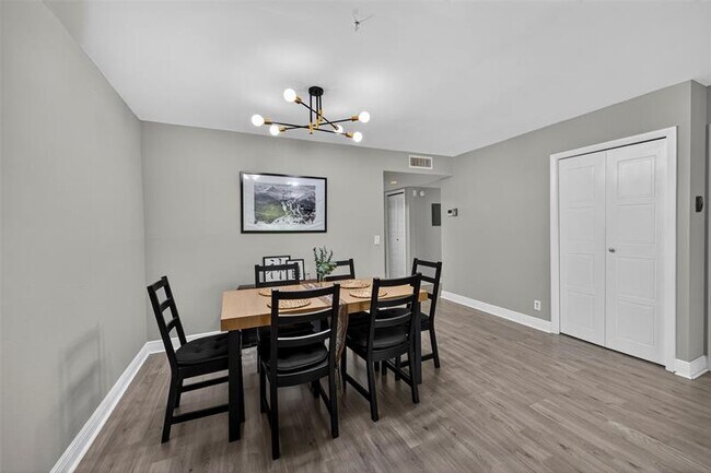 Building Photo - 412 Lakeview Dr