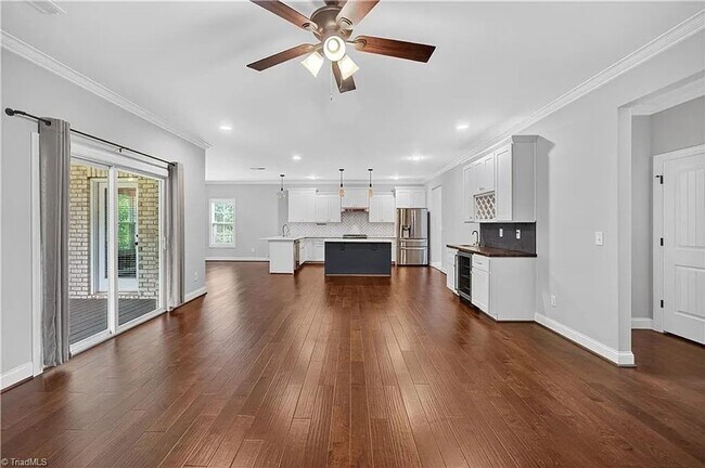 Building Photo - ****** $200 OFF FIRST FULL MONTH OF RENT!! ******