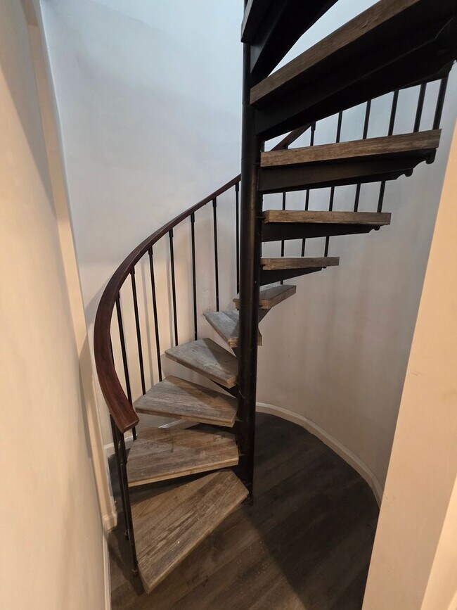 Building Photo - Newly Renovated 3 Bedroom Apartment - Poug...