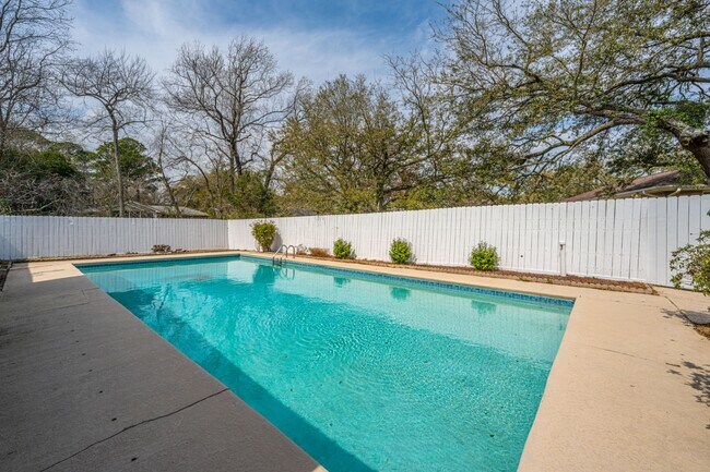 Building Photo - 1791 Dunbarton Dr