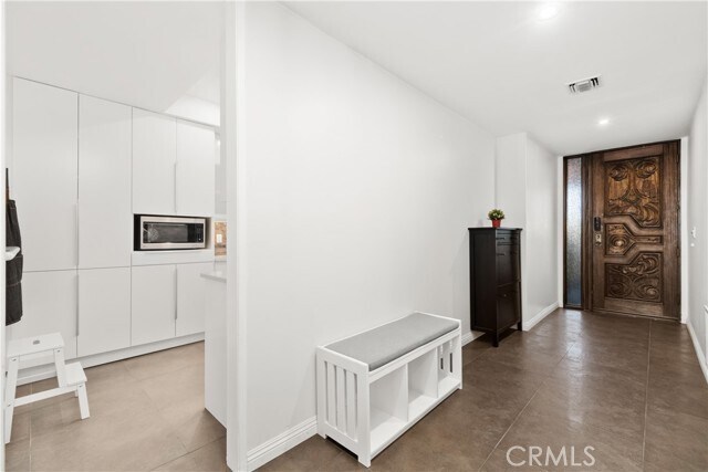 Building Photo - 141 S Linden Dr