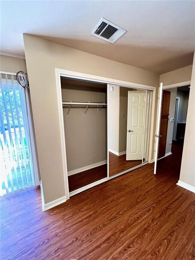 Building Photo - Arbor Village Condominium / Beautiful Update Unit / Refrigerator, Washer & Dryer included